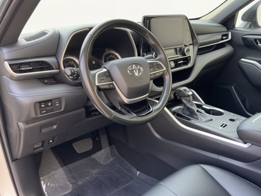 Used 2024 Toyota Highlander XSE FWD image 4