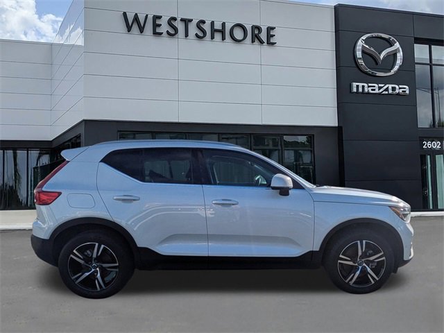 Used 2023 Volvo XC40 B5 Plus image 2