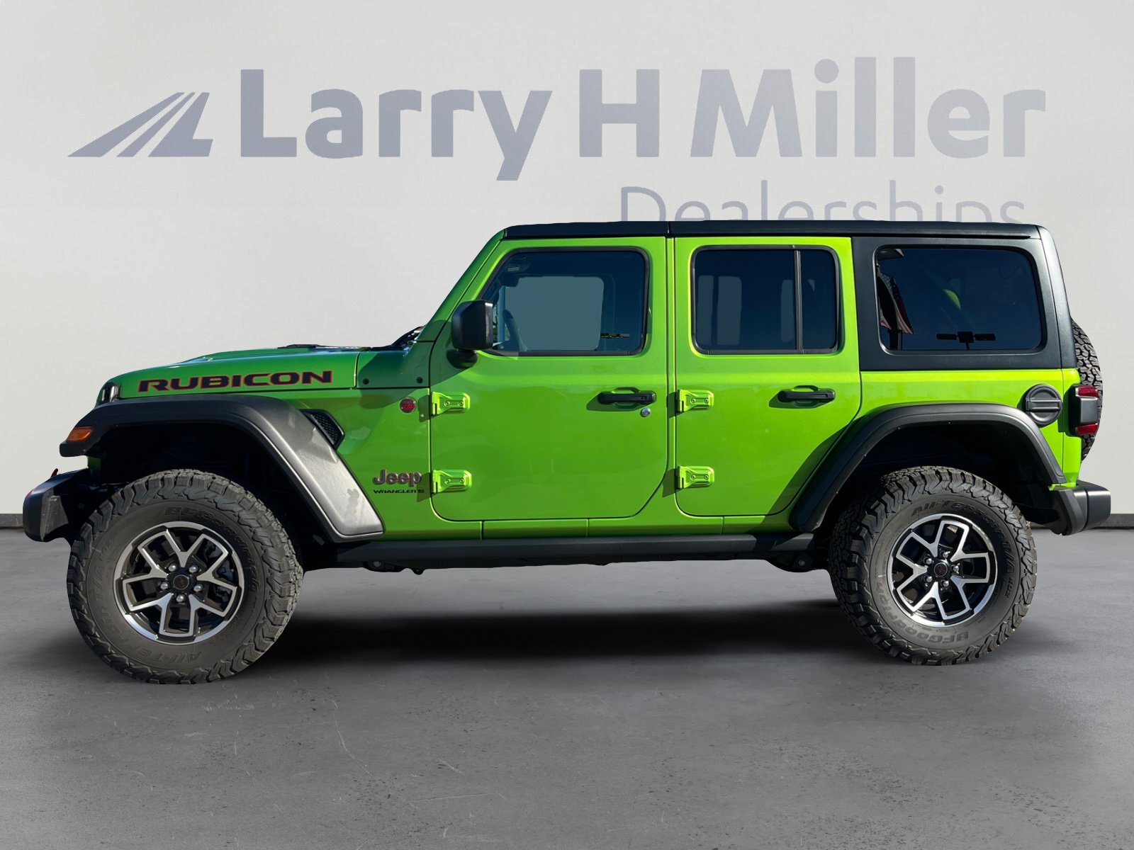 Used 2025 Jeep Wrangler Unlimited Rubicon w/ Technology Group image 2