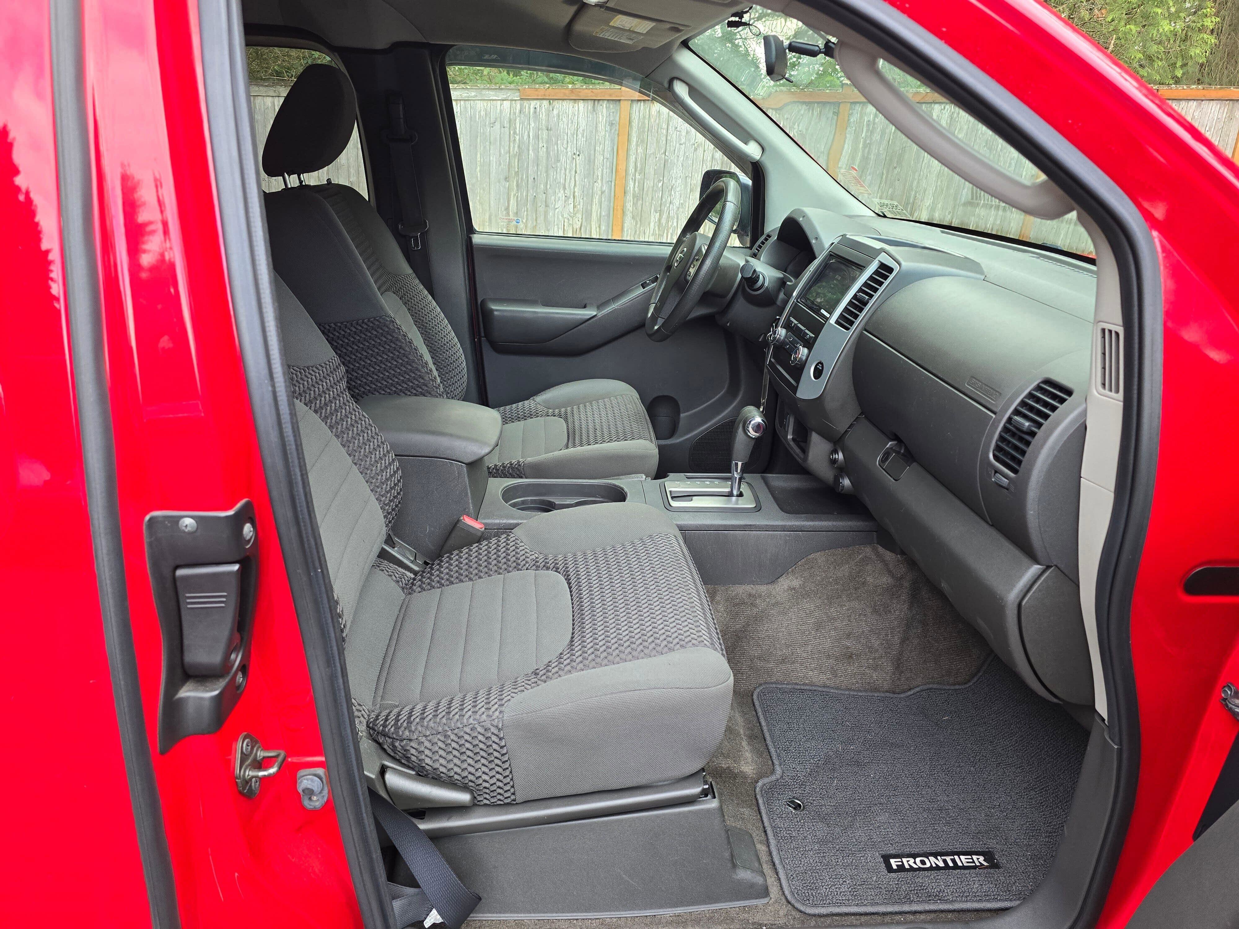 Used 2011 Nissan Frontier SV image 11