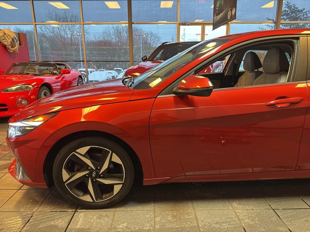 Used 2021 Hyundai Elantra Limited image 4