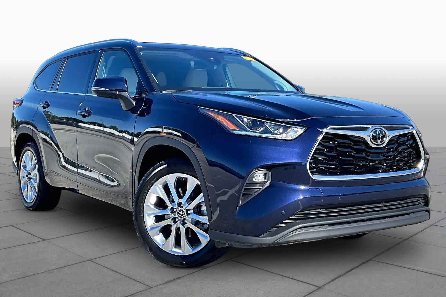 Used 2023 Toyota Highlander Limited FWD image 3