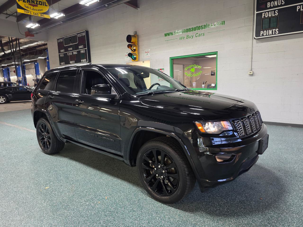 Used 2017 Jeep Grand Cherokee Altitude AWD/4WD image 4