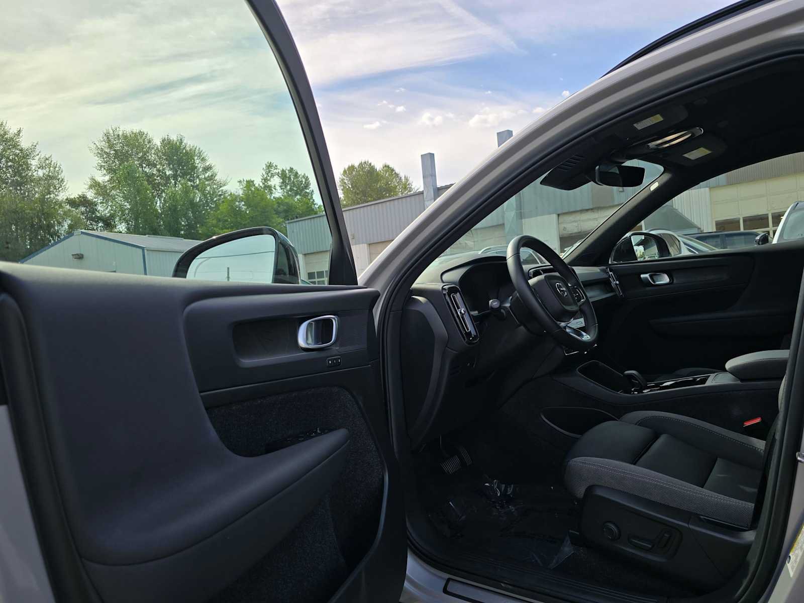 Certified 2023 Volvo XC40 Recharge Core w/ Protection Package Premier AWD/4WD image 22