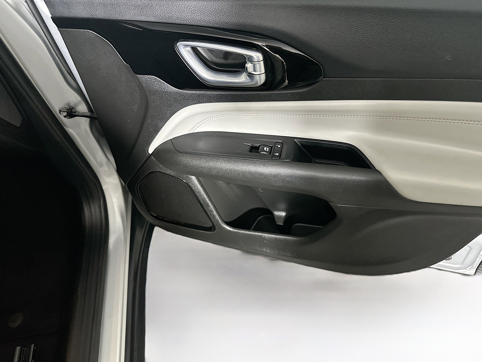 Used 2025 Jeep Compass Limited image 30