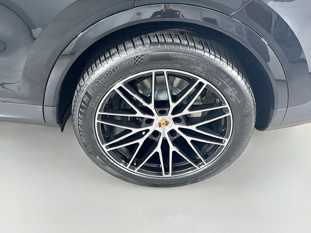 Certified 2026 Porsche Cayenne Coupe AWD/4WD image 32
