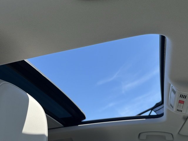 Used 2019 Volkswagen Tiguan SEL w/ 3rd Row Seat Package image 16