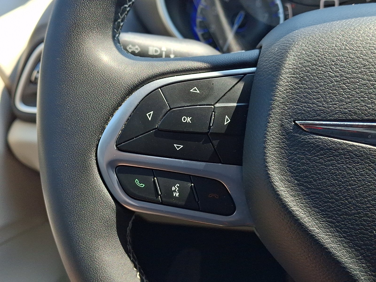 Used 2024 Chrysler Pacifica Touring-L FWD image 21