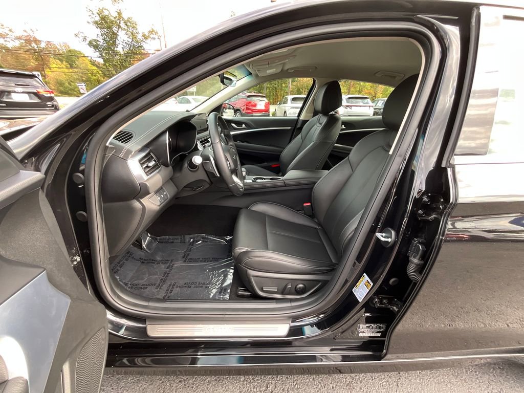 Used 2025 Genesis G70 2.5T image 40