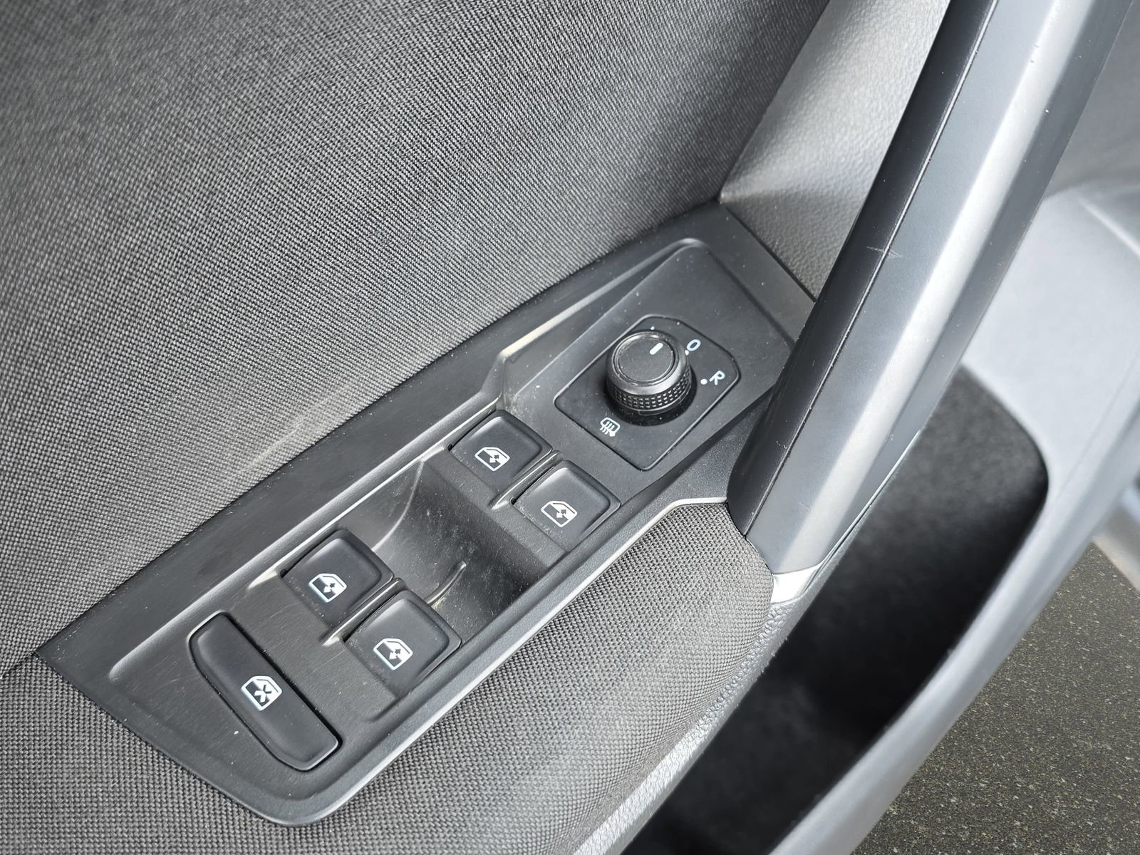 Used 2020 Volkswagen Tiguan S image 28