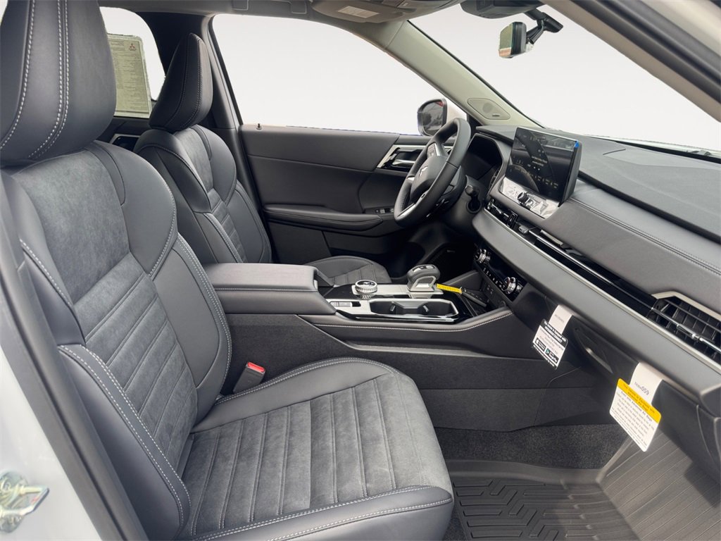 New 2025 Mitsubishi Outlander SE image 15