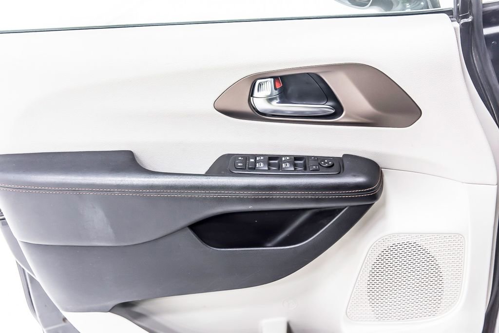 Used 2019 Chrysler Pacifica Touring-L Plus image 25