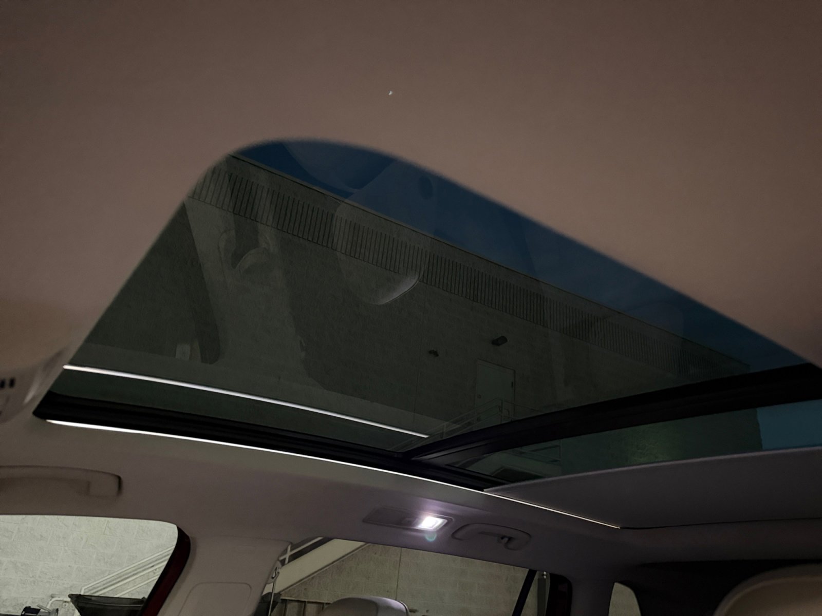 Used 2018 Volkswagen Tiguan SE w/ Panoramic Sunroof Package FWD image 25