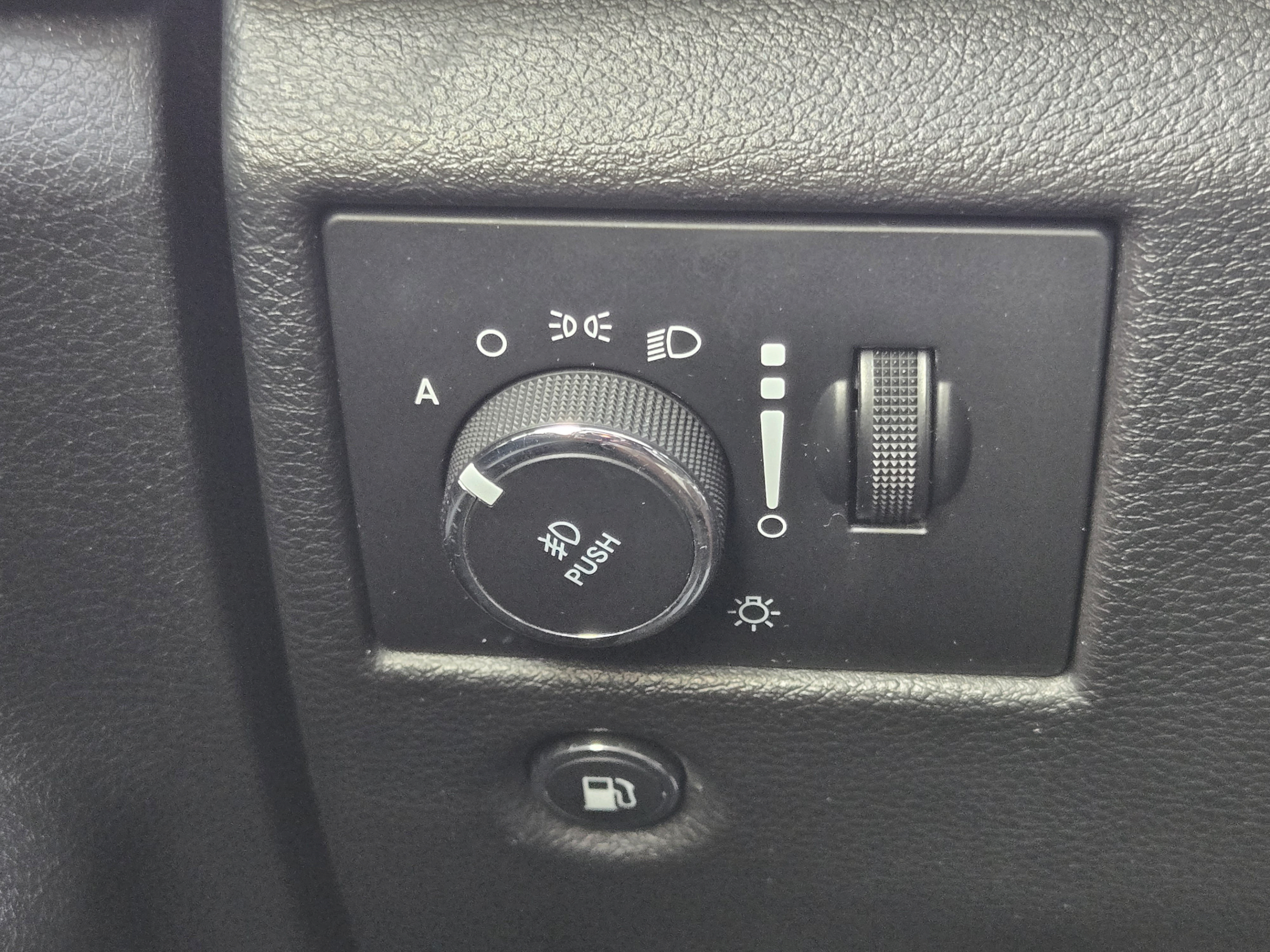 Used 2020 Jeep Grand Cherokee Overland RWD image 19