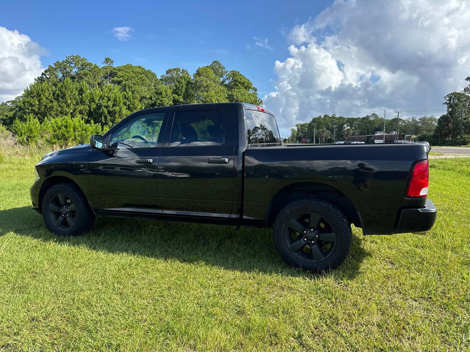 Used 2017 RAM 1500 Express w/ Black Ram 1500 Express Group AWD/4WD image 5