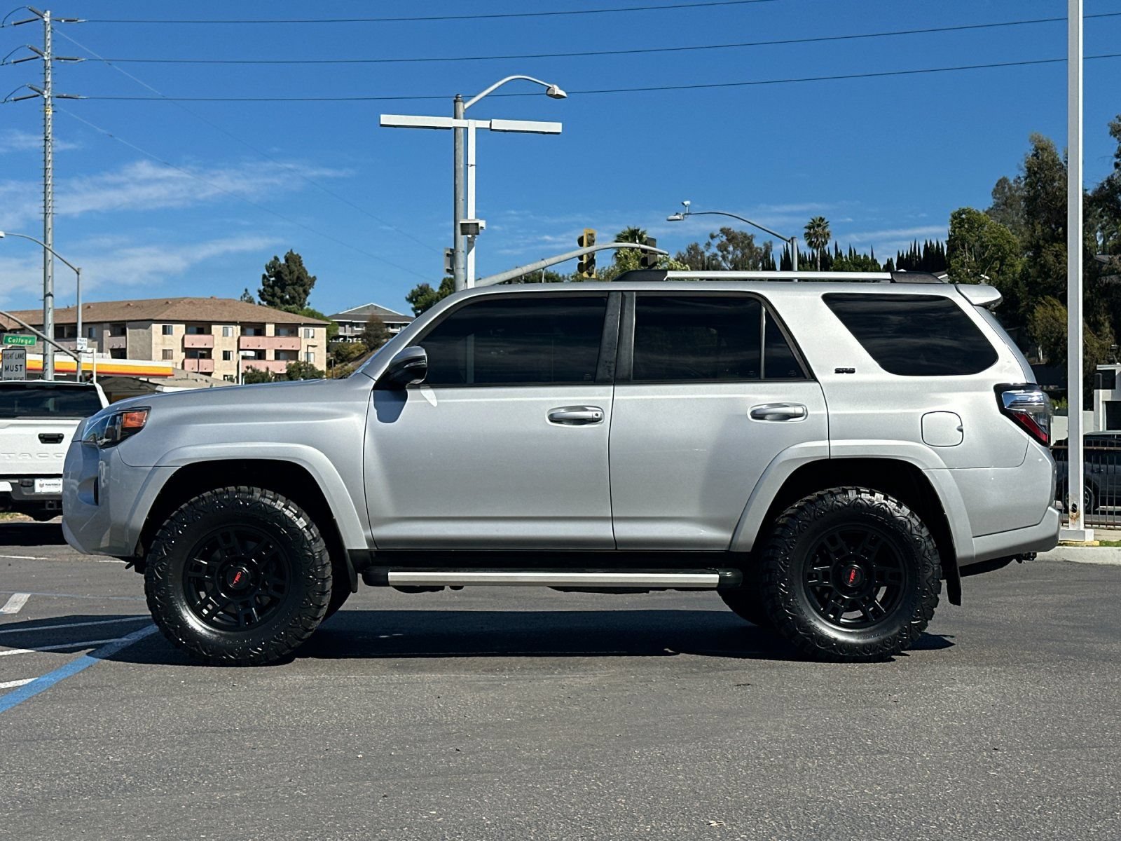Used 2022 Toyota 4Runner SR5 Premium w/ Moonroof Package RWD image 2