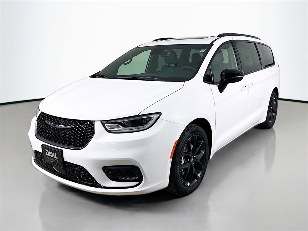 New 2026 Chrysler Pacifica Limited image 3