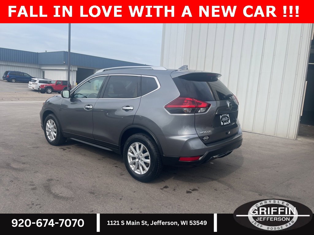 Used 2018 Nissan Rogue SV image 3