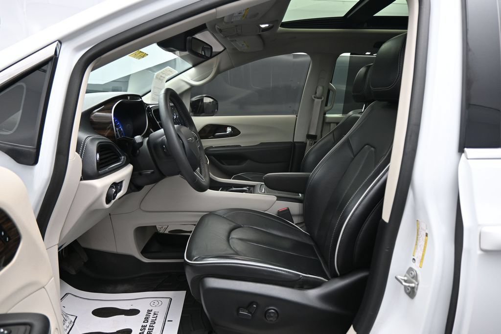 Used 2024 Chrysler Pacifica Limited w/ Uconnect Theater Family Group FWD image 9