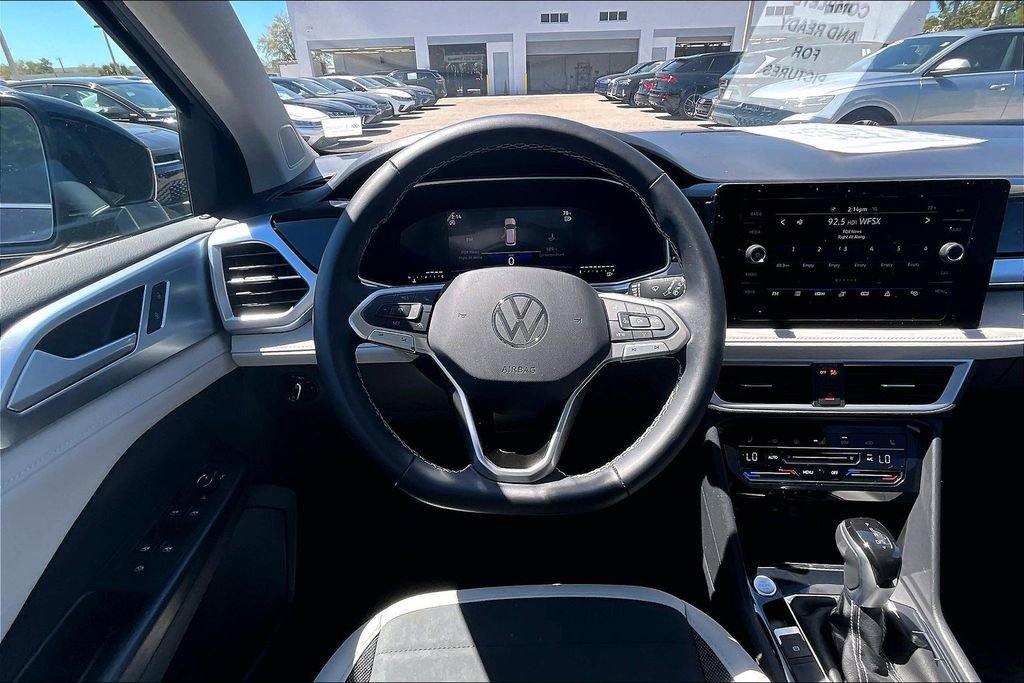 Certified 2025 Volkswagen Taos SE w/ Panoramic Sunroof Package image 19