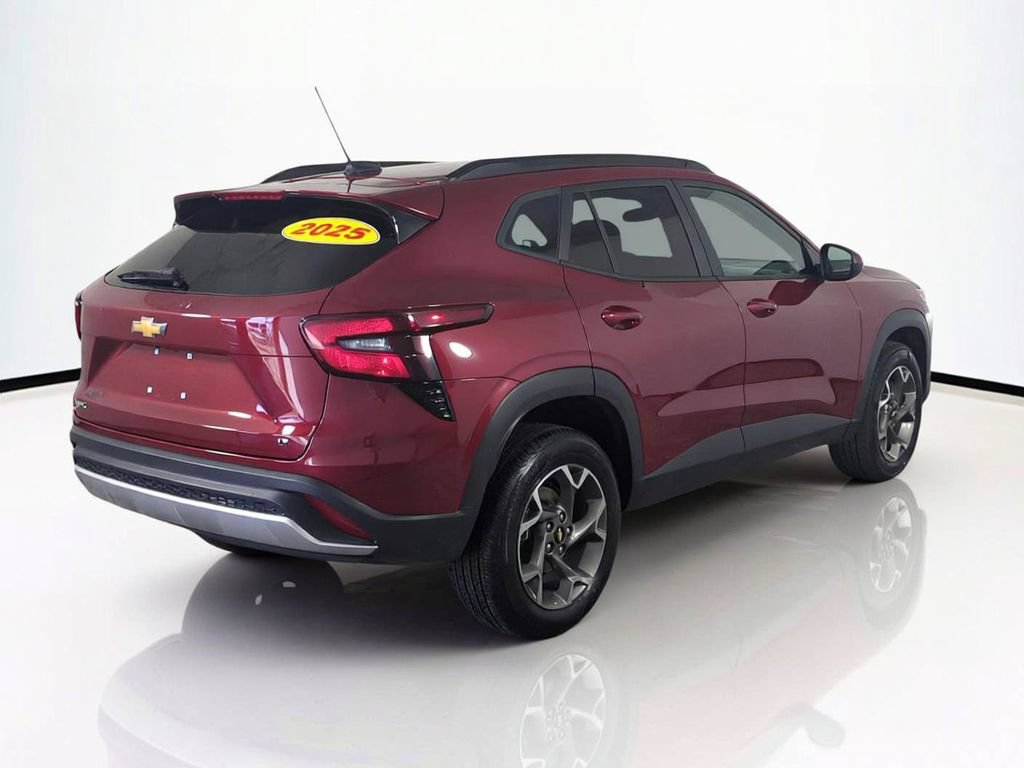 Used 2025 Chevrolet Trax LT FWD image 5
