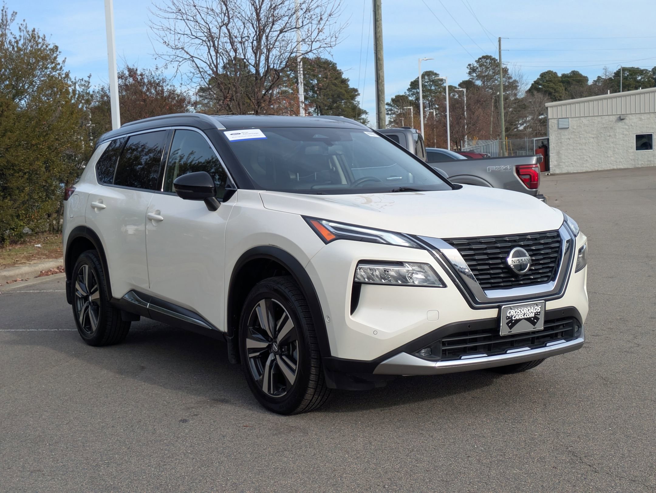 Used 2021 Nissan Rogue Platinum image 2