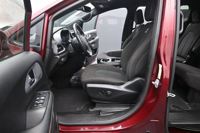 Used 2020 Chrysler Pacifica Touring w/ S Appearance Package FWD image 10