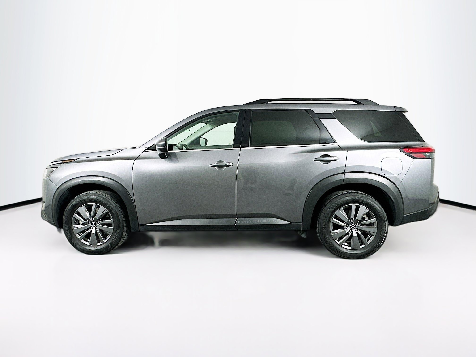 Used 2025 Nissan Pathfinder SV FWD image 4