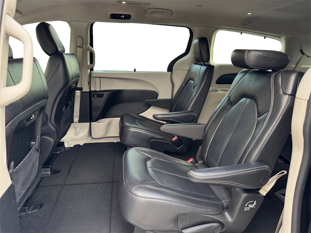 Used 2022 Chrysler Pacifica Touring-L image 19