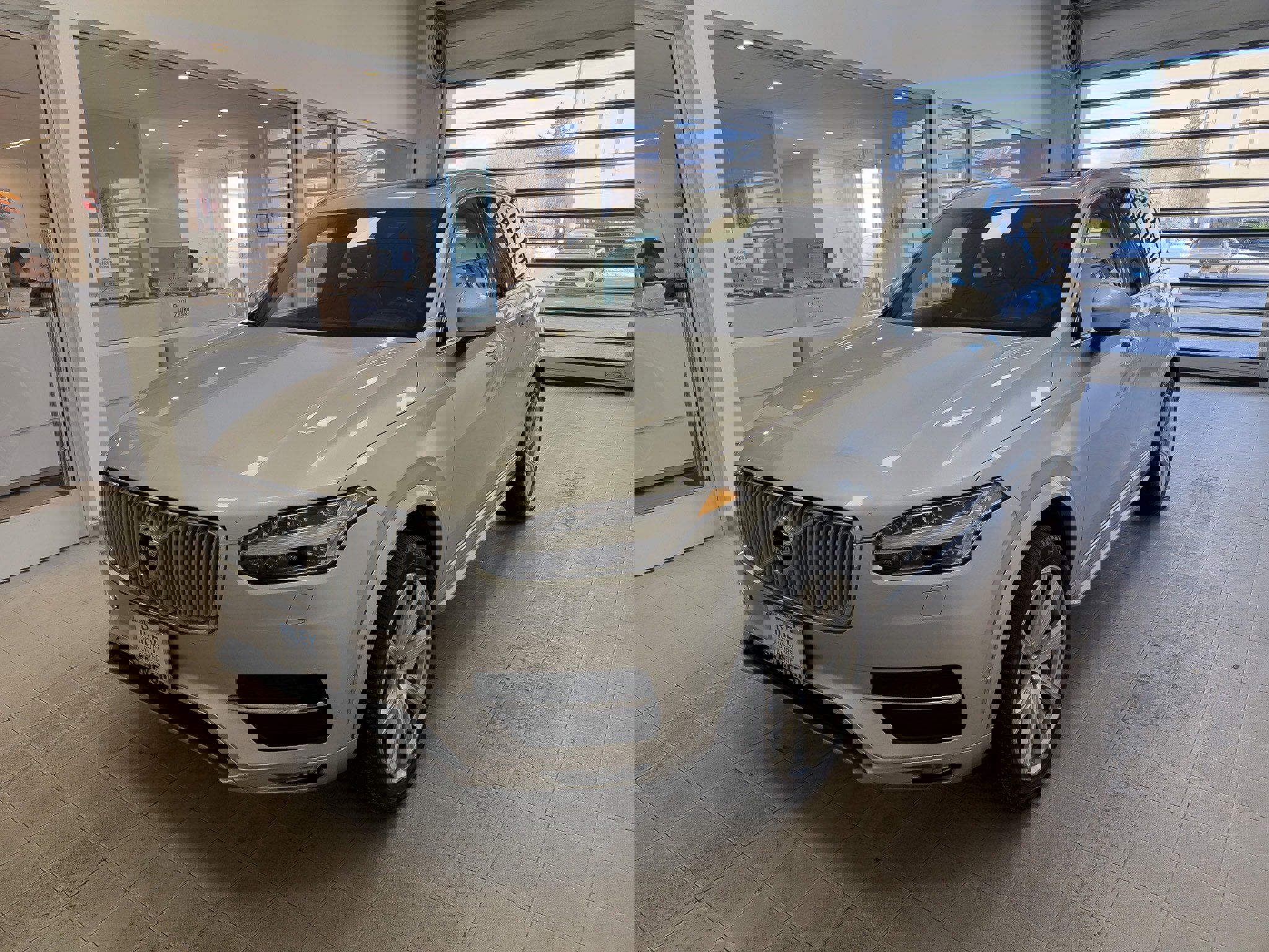 Used 2018 Volvo XC90 T6 Inscription w/ Convenience Package image 3