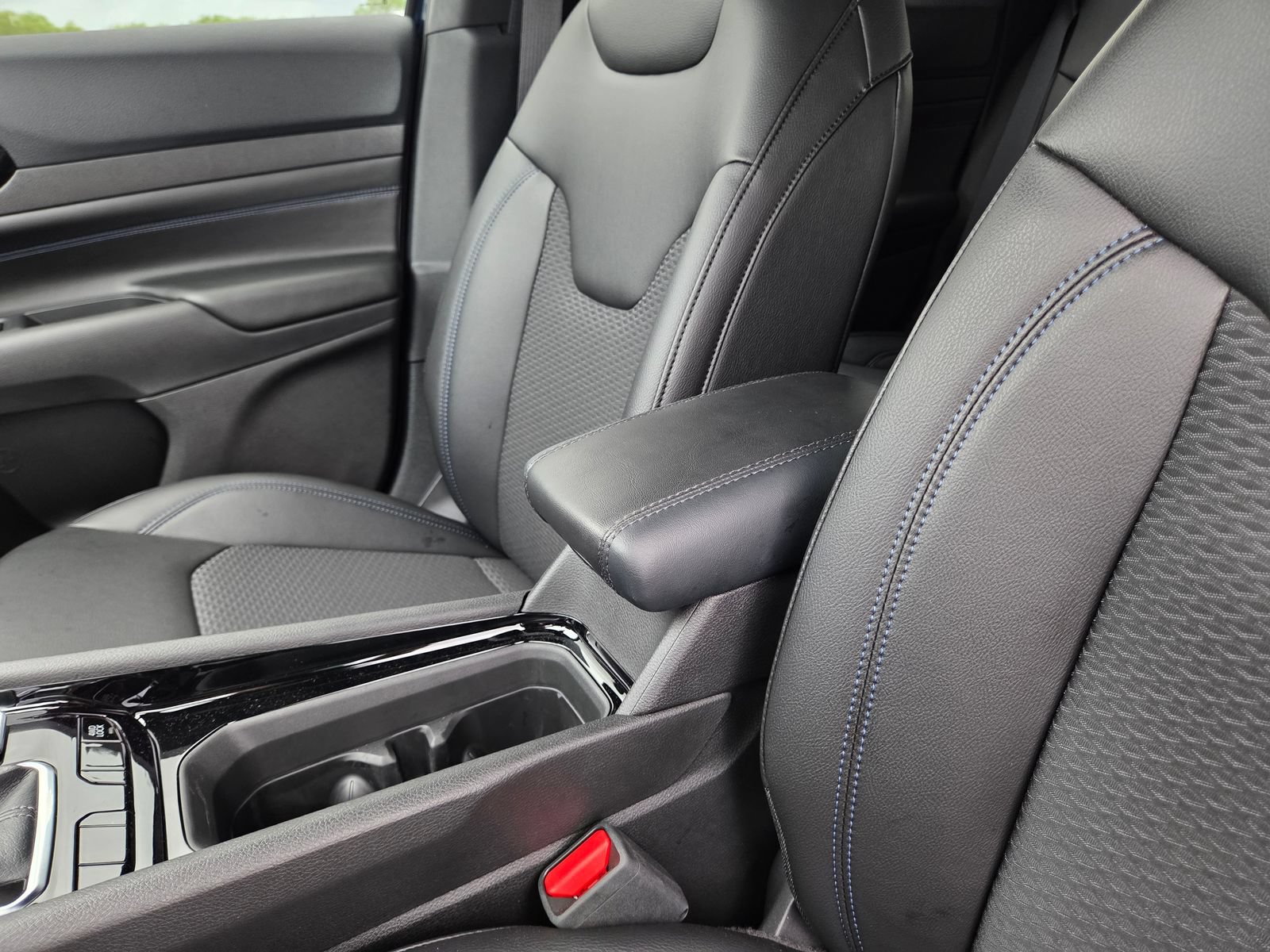 New 2026 Jeep Compass Latitude AWD/4WD image 30