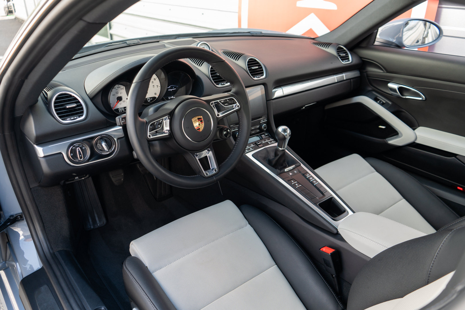 Used 2024 Porsche 718 Cayman RWD image 8