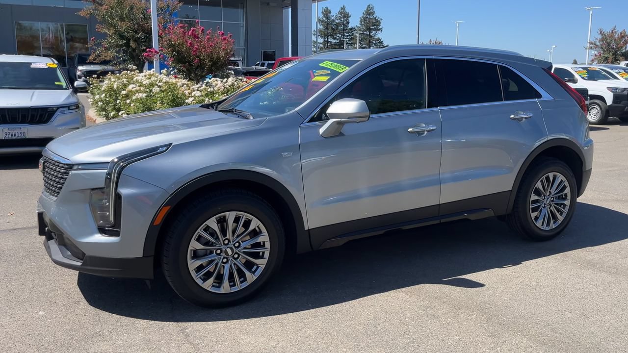Used 2025 Cadillac XT4 Premium Luxury FWD image 3