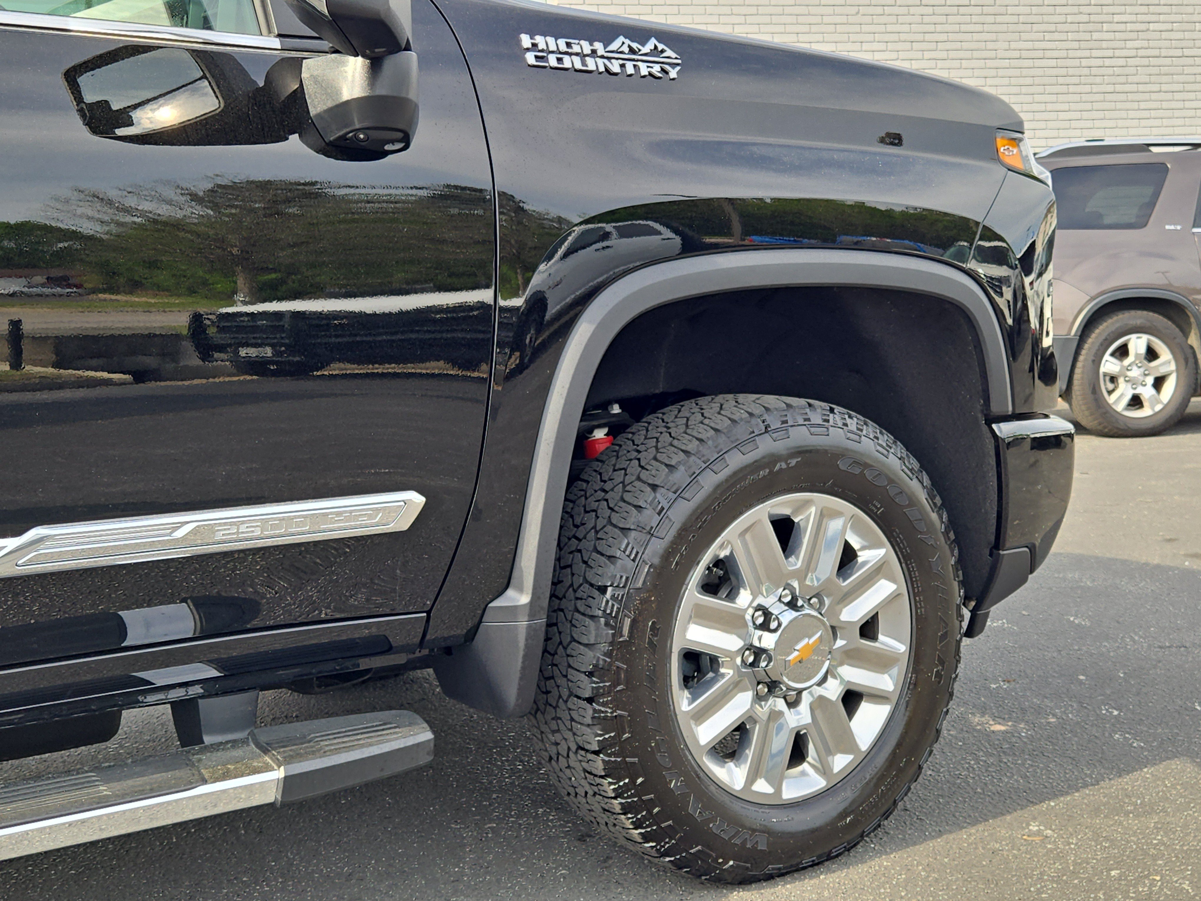 Used 2025 Chevrolet Silverado 2500 High Country w/ Technology Package AWD/4WD image 13