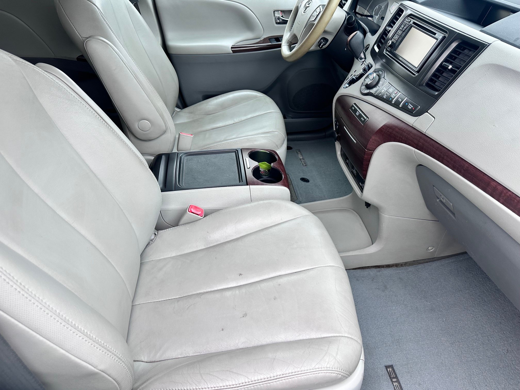 Used 2013 Toyota Sienna XLE w/ Entertainment Pkg FWD image 11