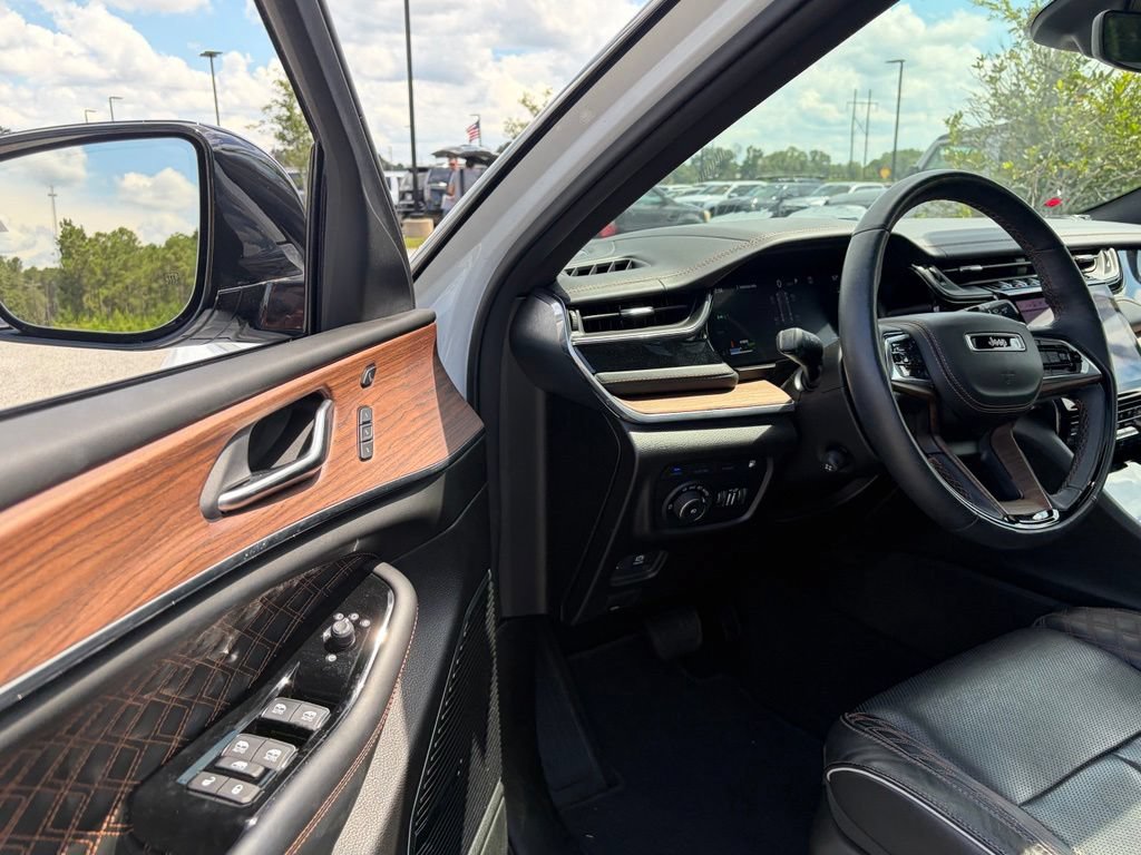 Used 2024 Jeep Grand Cherokee Summit AWD/4WD image 37