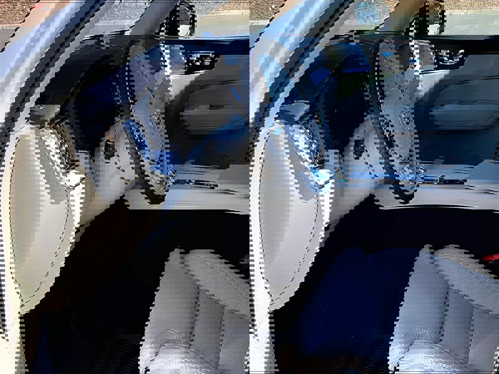 Used 2026 Volvo XC60 B5 Ultra w/ Climate Package image 16