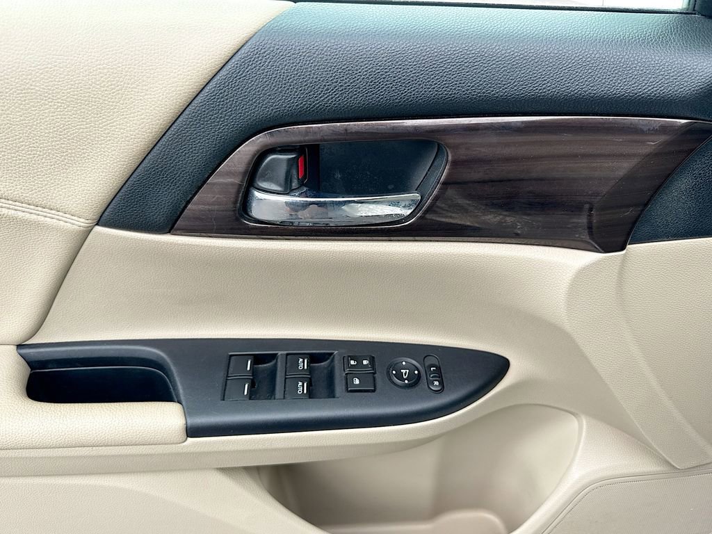 Used 2017 Honda Accord EX image 19