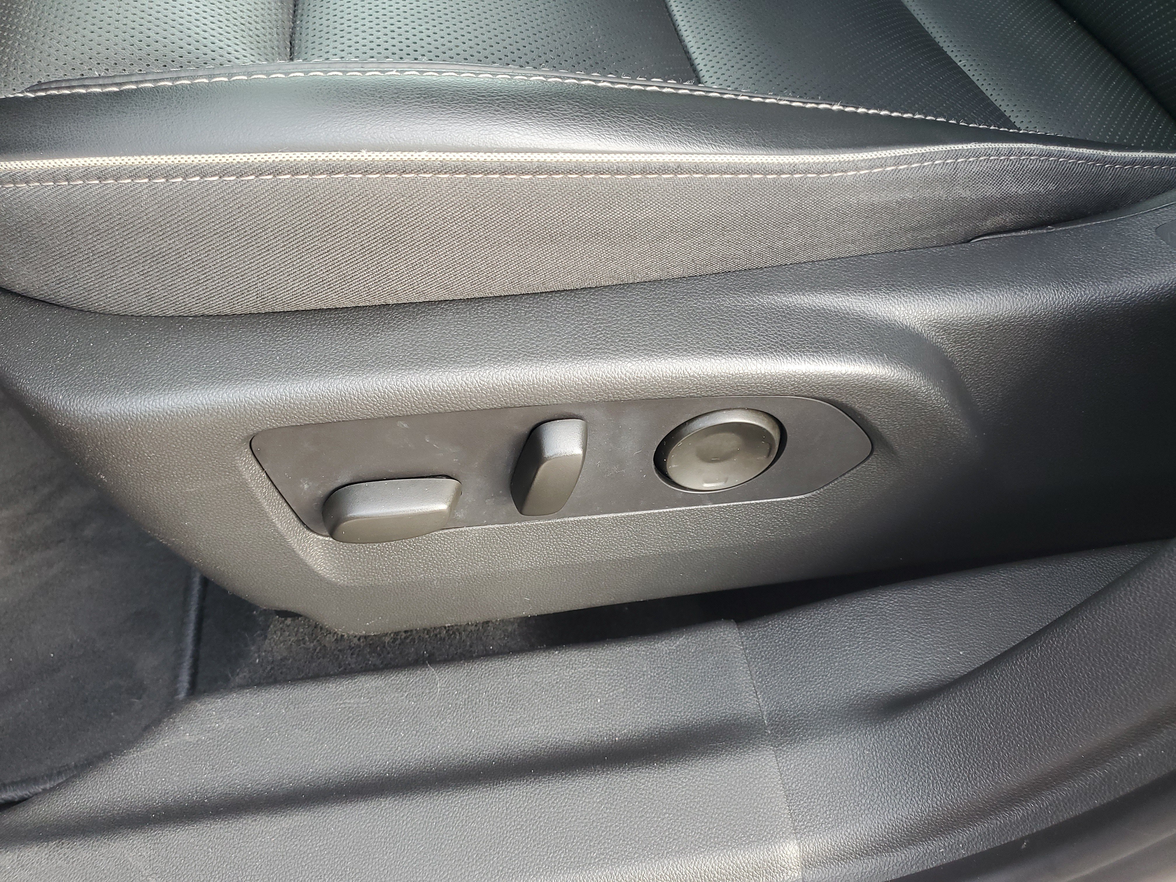 Used 2021 Buick Envision Essence w/ Technology Package I FWD image 19