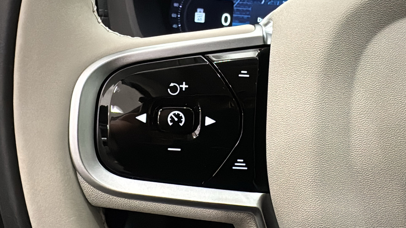 New 2026 Volvo XC60 B5 Ultra w/ Protection Package Premier AWD/4WD image 13