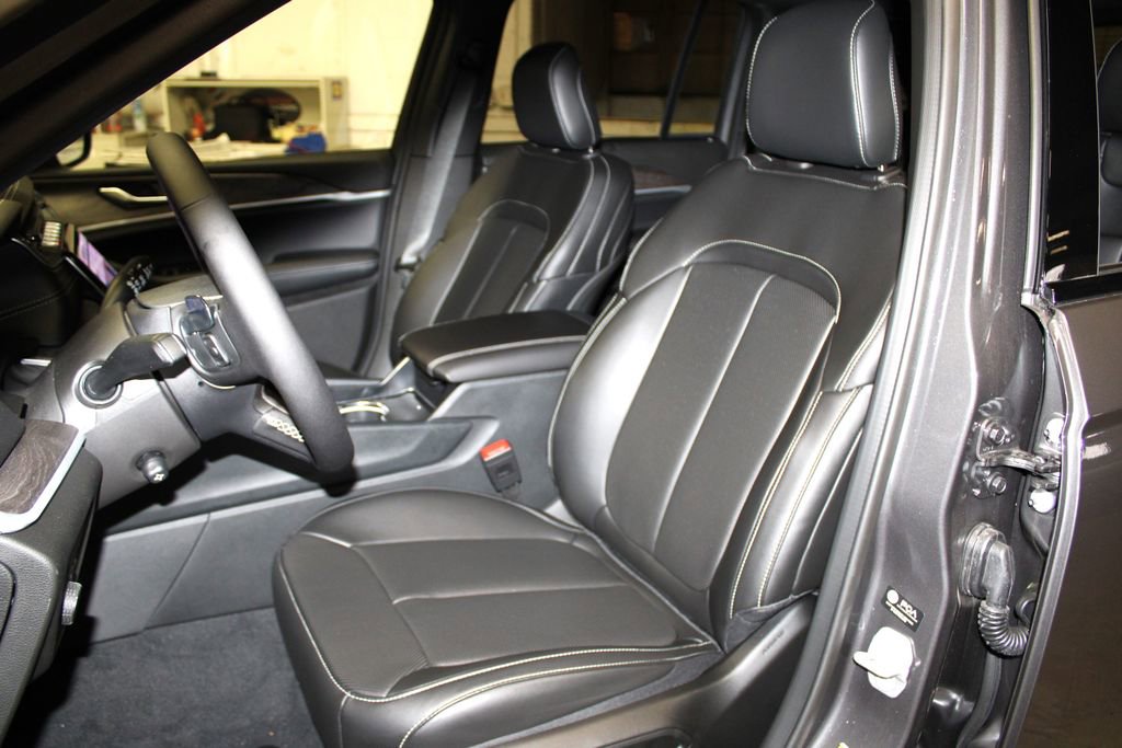 New 2025 Jeep Grand Cherokee Limited w/ Luxury Tech Group II image 25