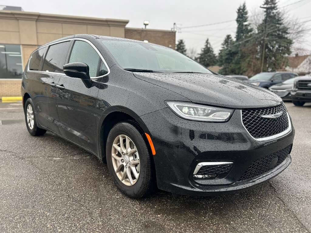 Used 2026 Chrysler Pacifica Select image 3