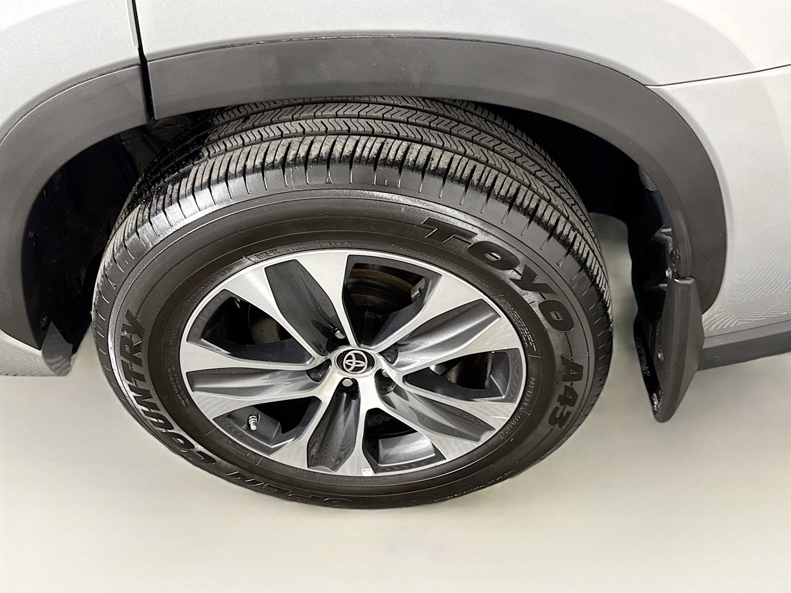 Certified 2024 Toyota Highlander XLE image 25