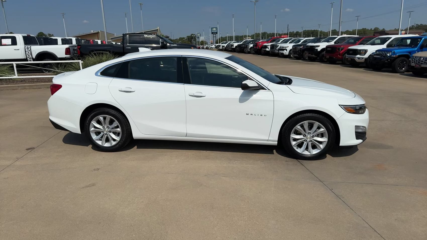 Used 2025 Chevrolet Malibu LT FWD image 2