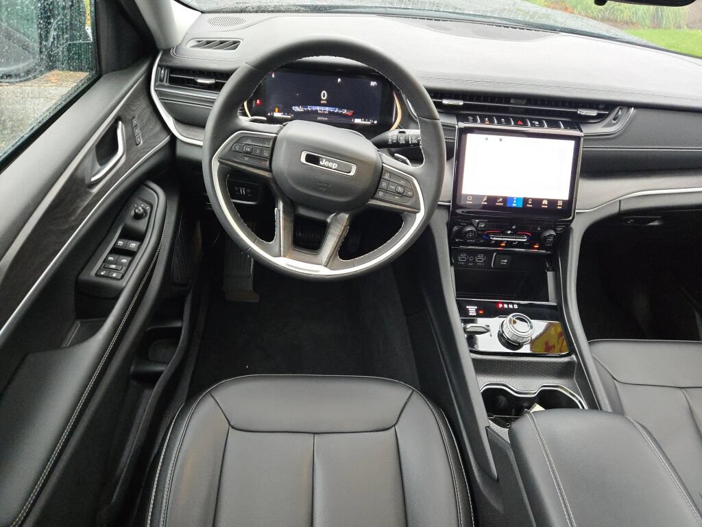 Used 2024 Jeep Grand Cherokee Limited w/ Black Appearance Package AWD/4WD image 19