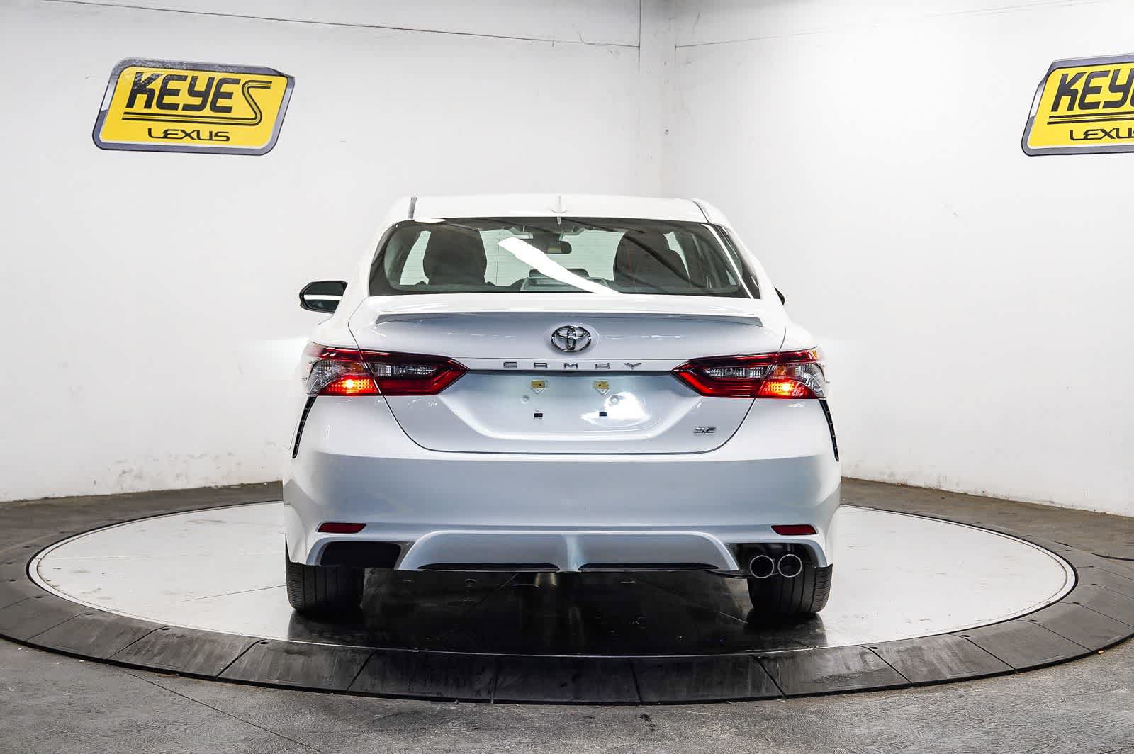 Used 2024 Toyota Camry SE FWD image 3