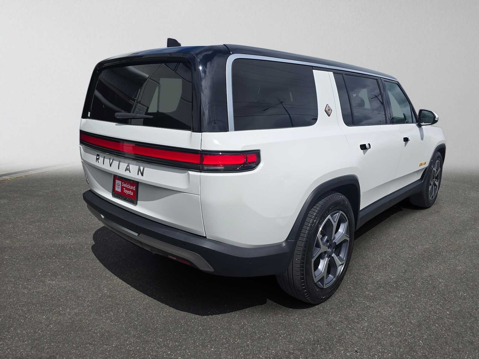 Used 2024 Rivian R1S Adventure AWD/4WD image 3