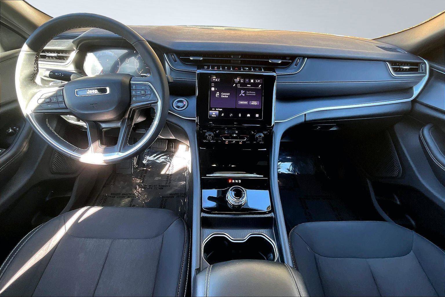 Certified 2025 Jeep Grand Cherokee Laredo w/ Luxury Tech Group I image 17