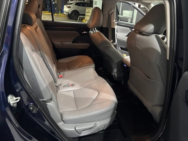 Used 2020 Toyota Highlander XLE AWD/4WD image 28