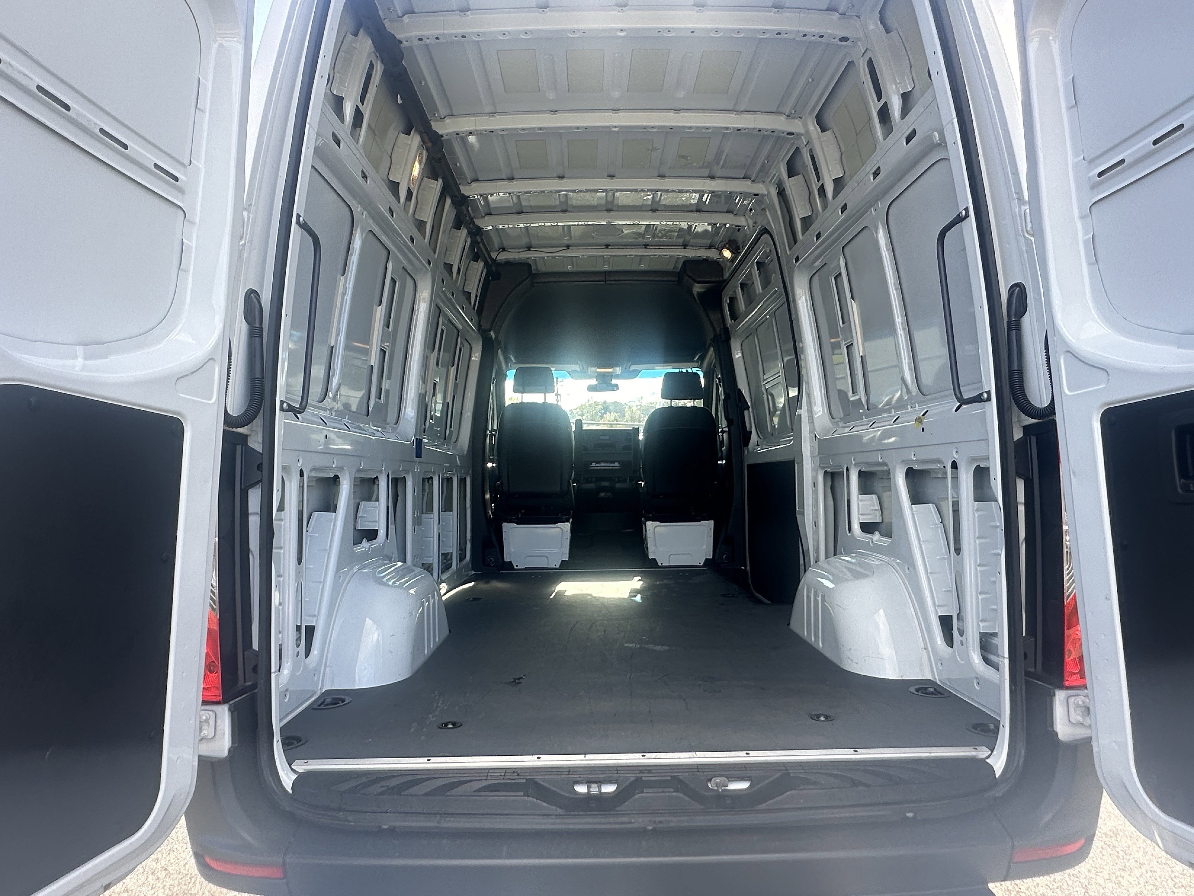 Used 2020 Mercedes-Benz Sprinter 2500 w/ Driver Convenience Package image 18
